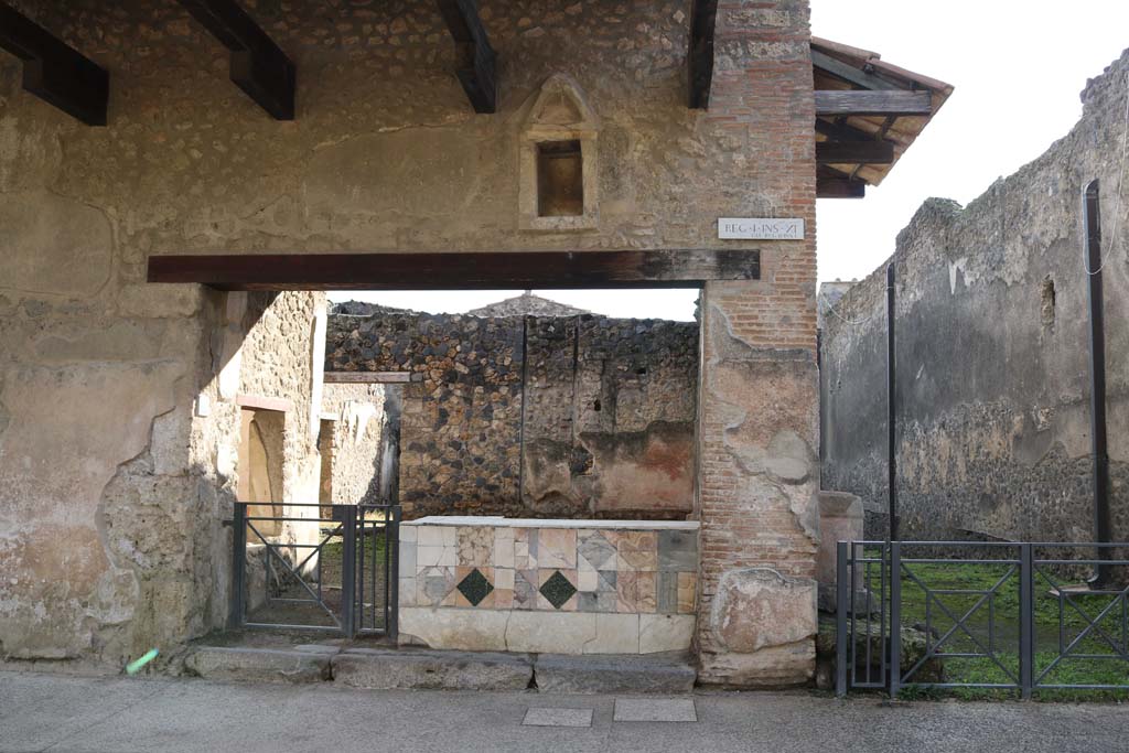 I.11.1 Pompeii. December 2018. Looking south towards entrance doorway on Via dell’Abbondanza. Photo courtesy of Aude Durand.
