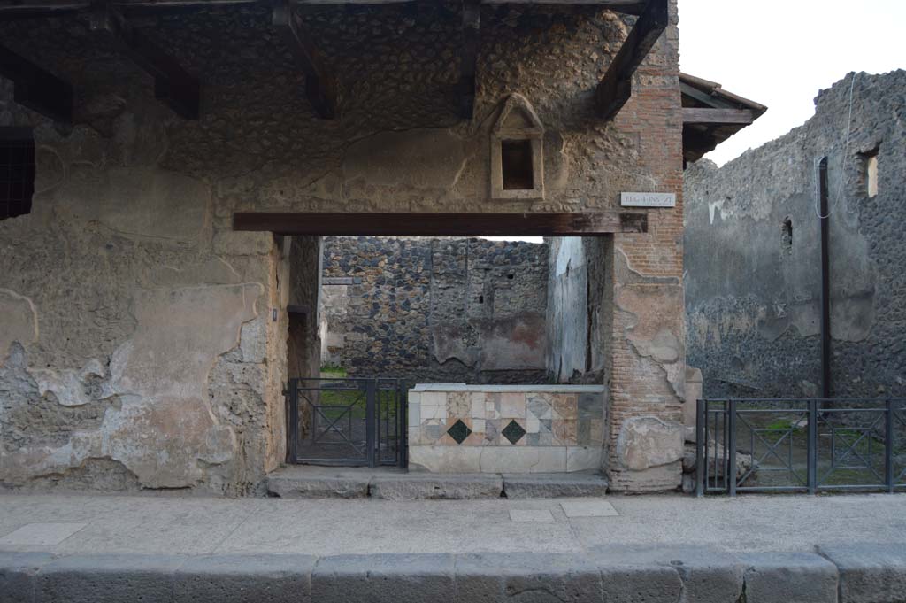 I.11.1 Pompeii. October 2017. Looking towards entrance doorway on south side of Via dell’Abbondanza.
Foto Taylor Lauritsen, ERC Grant 681269 DÉCOR.
