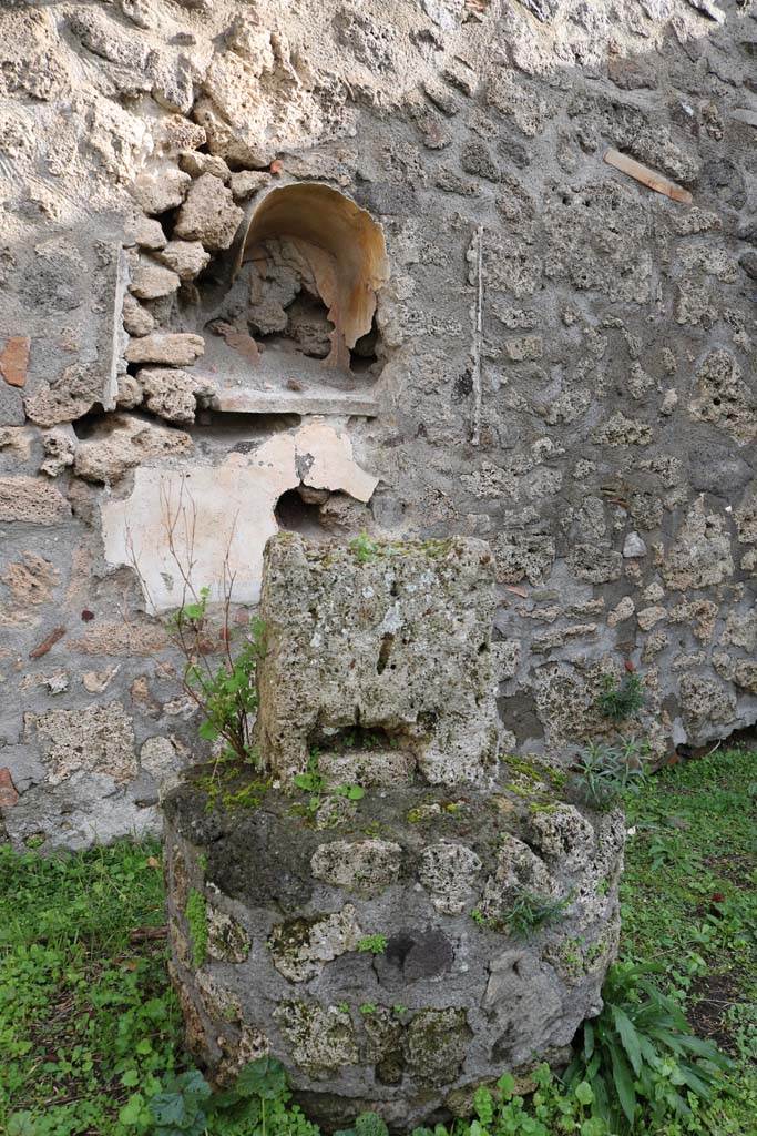 I.11.10 Pompeii. December 2018.
Lararium in east wall with masonry altar beneath it. Photo courtesy of Aude Durand.
