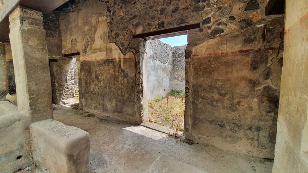 I.11.16 Pompeii. July 2021. Doorways in south wall of corridor 9, on south side of triclinium, looking south-east.
Centre right is room 8, centre left is room 10.
Foto Annette Haug, ERC Grant 681269 DÉCOR.

