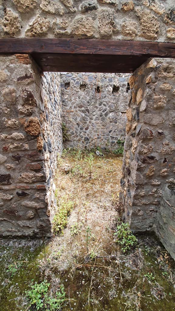 I.11.16 Pompeii. July 2021. Doorway to room 12 in south-west corner of kitchen area.
Foto Annette Haug, ERC Grant 681269 DÉCOR.
