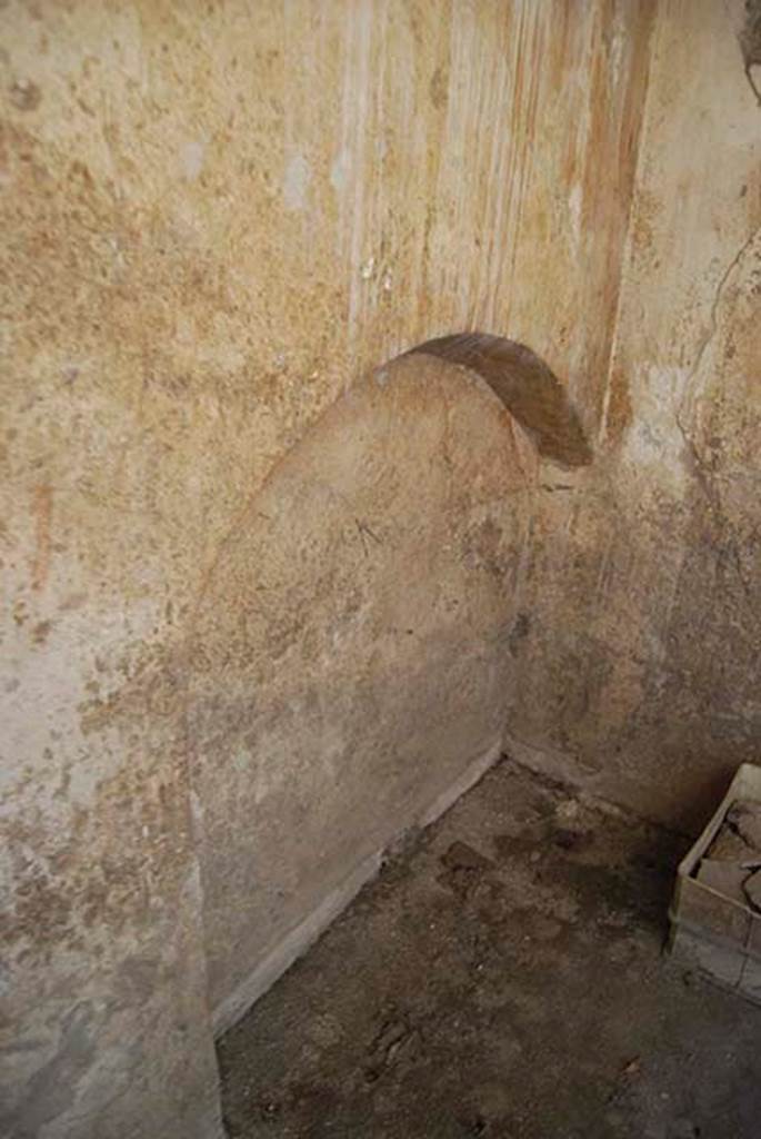 I.11.16 Pompeii. May 2103. Room 7A, arched recess in south-east corner.  Photo courtesy of Paula Lock.
