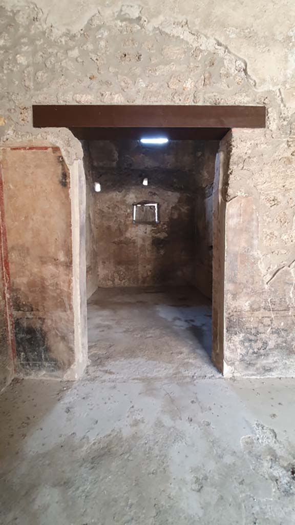 I.11.16 Pompeii. July 2021. 
Doorway to room 5 on west side, in south-west corner of bar-room/atrium.
Foto Annette Haug, ERC Grant 681269 DÉCOR.

