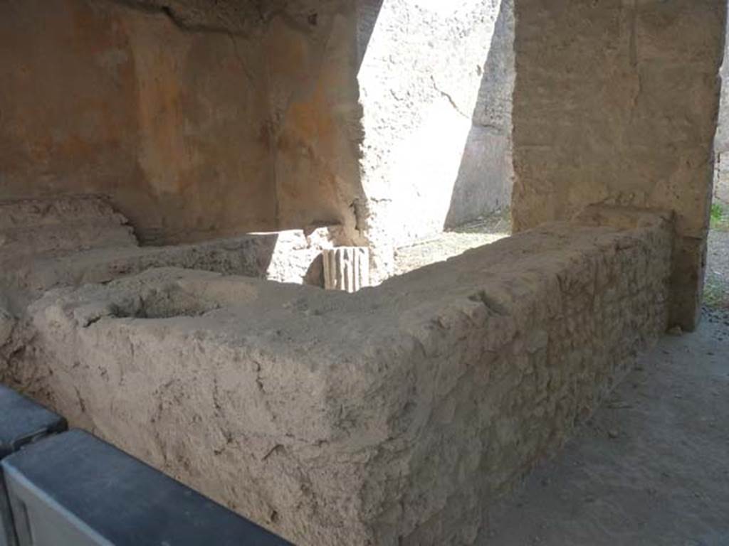 I.12.5 Pompeii. September 2015. Looking south-east across counter.