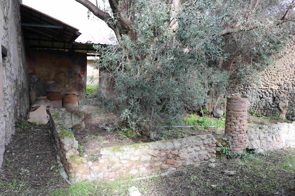 I.12.8 Pompeii. December 2018. Room 9, peristyle garden. Looking north from south-west corner. Photo courtesy of Aude Durand.

