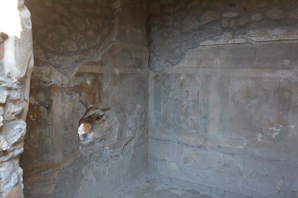 I.13.2 Pompeii. October 2019. North wall, north-east corner and east wall.
Foto Annette Haug, ERC Grant 681269 DÉCOR.
