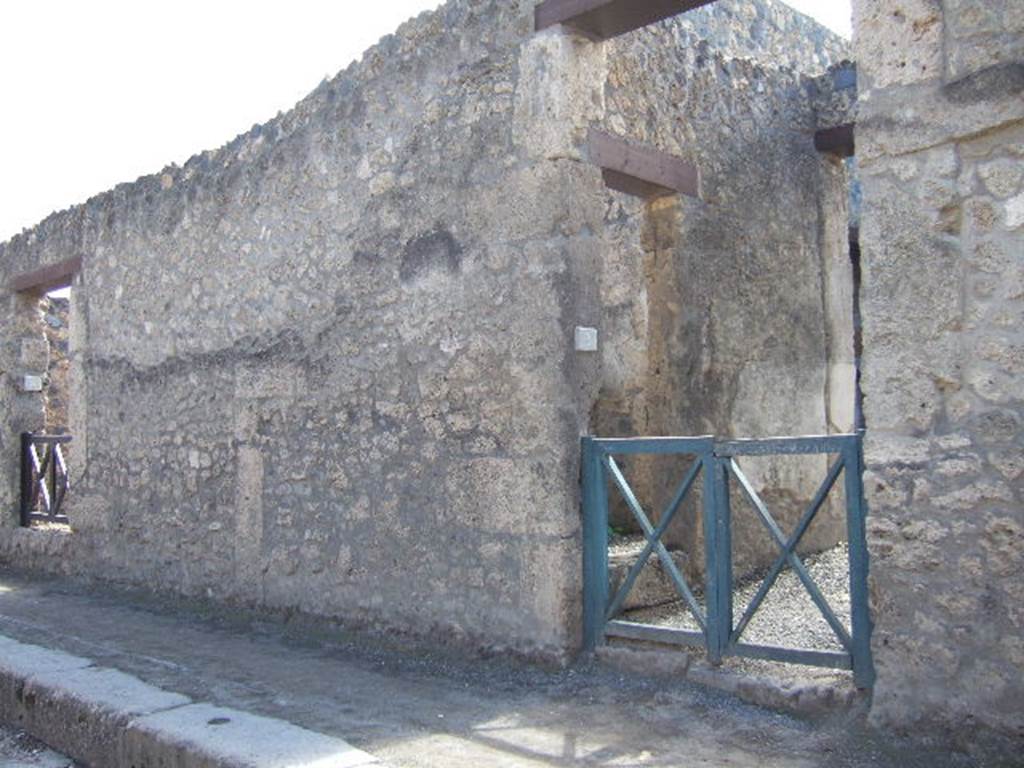 I.13.3 Pompeii, on left. Entrance and street wall between I.13.3 and I.13.2. December 2007.
According to Della Corte, an electoral recommendation from Crescens (of I.13.1) was found to the left of the doorway –
Cn(aeum) Helvium Sabin(um) 
aed(ilem) Crescens rog(at)        [CIL IV 7462]
See Epigraphik-Datenbank Clauss/Slaby (www.manfredclauss.de).




