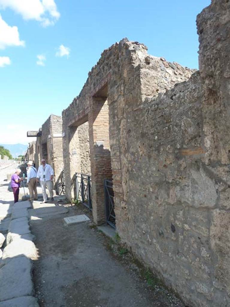 I.13.4 Pompeii, September 2015. Looking east on Via dell’Abbondanza, with entrance doorway in centre.