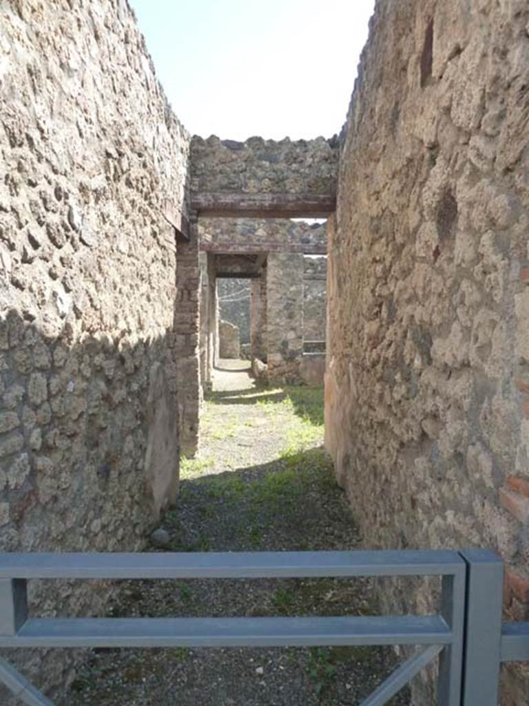I.13.4 Pompeii. September 2015. Looking south along entrance corridor from doorway.