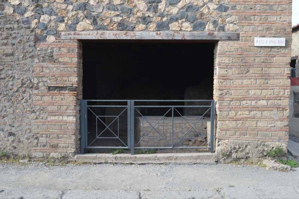 I.14.15 Pompeii. October 2017. Looking north towards entrance doorway at corner/junction with Via di Nocera, on right
Foto Taylor Lauritsen, ERC Grant 681269 DÉCOR.
