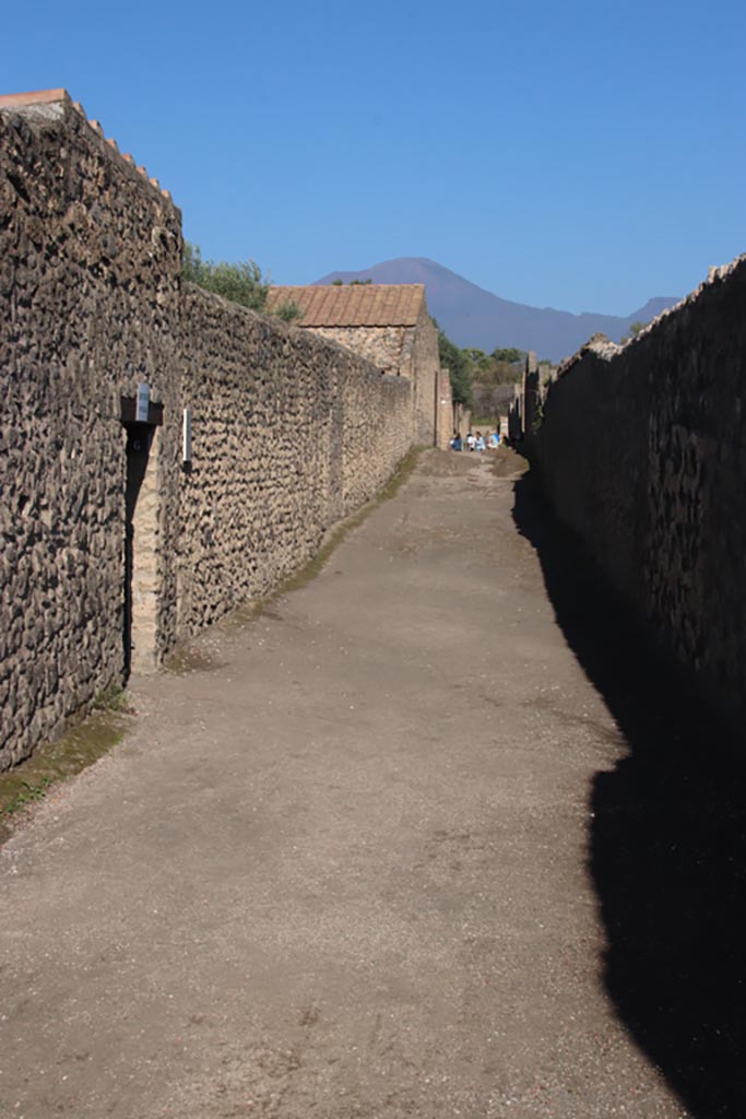 .15.6 Pompeii. October 2022. 
Looking north towards entrance on Vicolo dei Fuggiaschi. Photo courtesy of Klaus Heese.
