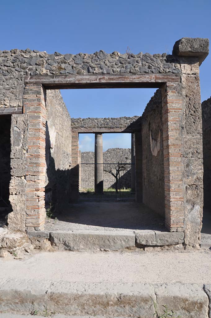 I.16.1a Pompeii. July 2017. Looking south to entrance doorway.
Foto Annette Haug, ERC Grant 681269 DÉCOR.

