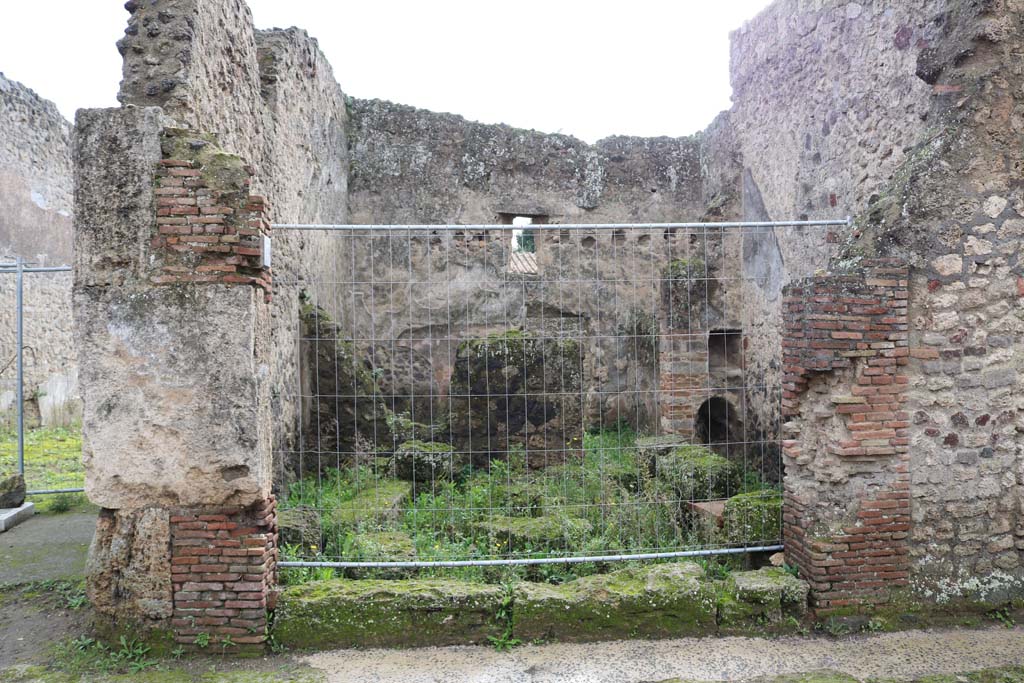I.17.3 Pompeii. December 2018. Looking south across shop from entrance doorway. Photo courtesy of Aude Durand.