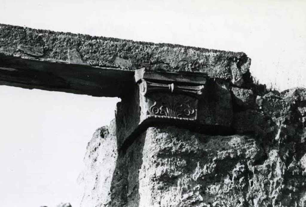 I.20.4 Pompeii. 1975. Shop House, faade entrance, right N pilaster capital.  Photo courtesy of Anne Laidlaw.
American Academy in Rome, Photographic Archive. Laidlaw collection _P_75_7_20.

