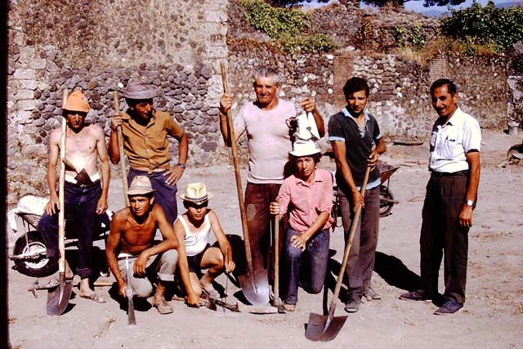 I.20.5 Pompeii. 1972. Wilhelminas workers and Sig. Sicignano, on right. Photo by Stanley A. Jashemski. 
Source: The Wilhelmina and Stanley A. Jashemski archive in the University of Maryland Library, Special Collections (See collection page) and made available under the Creative Commons Attribution-Non Commercial License v.4. See Licence and use details. J72f0139
