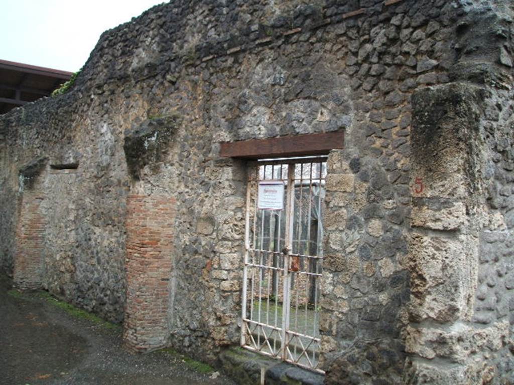 I.20.5 Pompeii. December 2004. Entrance doorway to vineyard/garden.

I.20.5 Pompeii. December 2004. Entrance doorway to vineyard/garden in west wall.