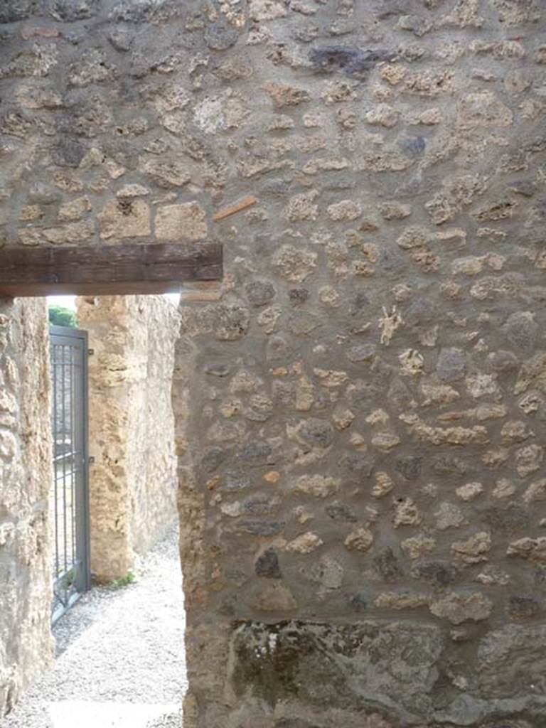 I.21.2 Pompeii. September 2015. West wall with doorway.