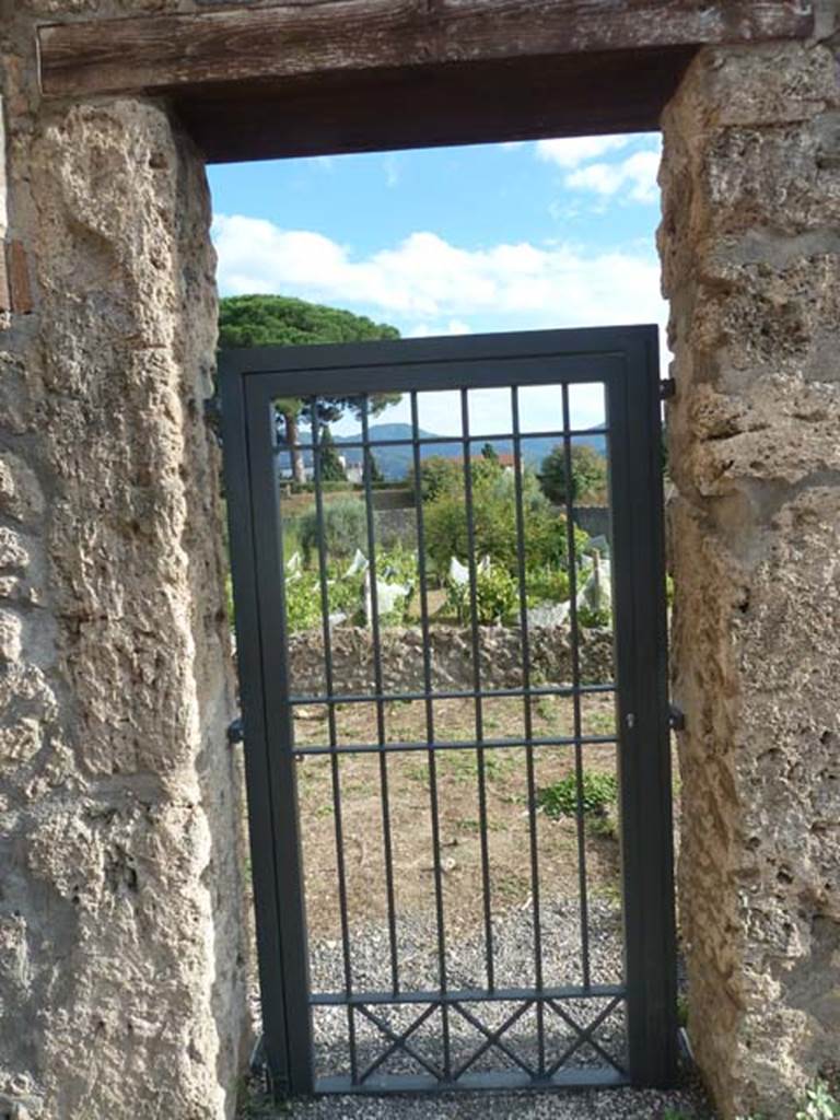 I.21.2 Pompeii. September 2015. Doorway to south, triclinium and garden area.

 
