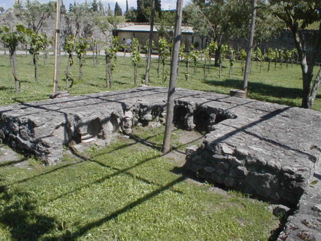 I.21.2 Pompeii. May 2005. Looking south-east across triclinium in Fugitives Garden, see also I.21.6.