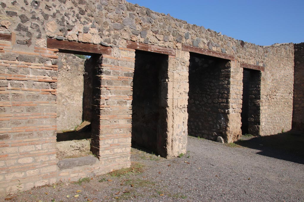 I.21.2 Pompeii. October 2022. North side of atrium, looking east from west end. Photo courtesy of Klaus Heese.