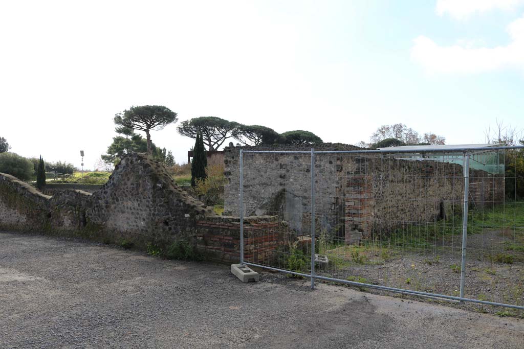 1.22.3 Pompeii. December 2018. 
Looking south-west towards corner of insula at junction of Vicolo della Nave Europa, on left, and Via della Palestra, on right.  
Photo courtesy of Aude Durand.
