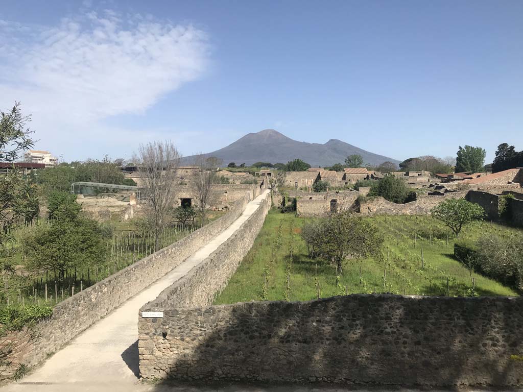 I.22.3, Pompeii, on left of roadway, and I.21, on right. April 2019. Looking north.
Photo courtesy of Rick Bauer.
