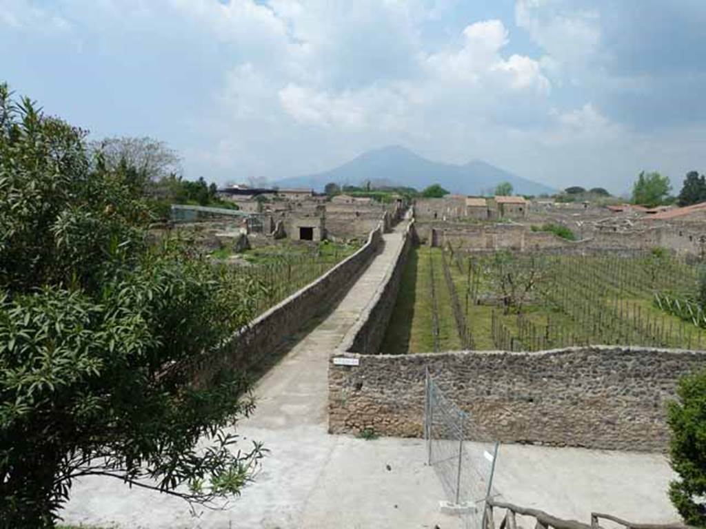 I.22 Pompeii. May 2010.  Looking north between I.22 and I.21