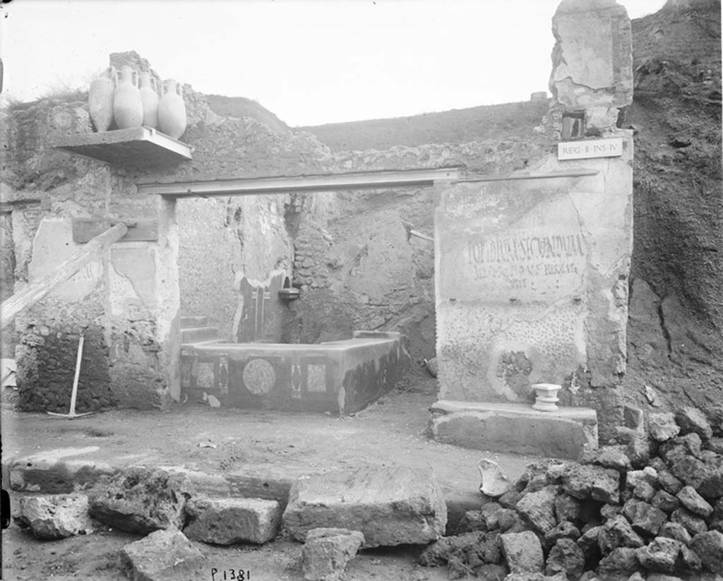 II.1.1 Pompeii. 1917. Entrance when first excavated, with graffiti shown to right.
See Spinazzola in Notizie degli Scavi di Antichità, 1917, (p.252, fig.5)
On the right side of the entrance, above the bench near the corner of the insula, graffiti were found. 
See Varone, A. and Stefani, G., 2009. Titulorum Pictorum Pompeianorum, Rome: L’erma di Bretschneider, (p.179-80)
According to Epigraphik-Datenbank Clauss/Slaby (See www.manfredclauss.de) they read as

Popidium Secundum
aed(ilem) d(ignum) r(ei) p(ublicae) o(ro) v(os) f(aciatis) Hermes
cupit      [CIL IV 7489]

L(ucium) Ceium Secundum
II vir(um)
rogant clientes    [CIL IV 7490]

