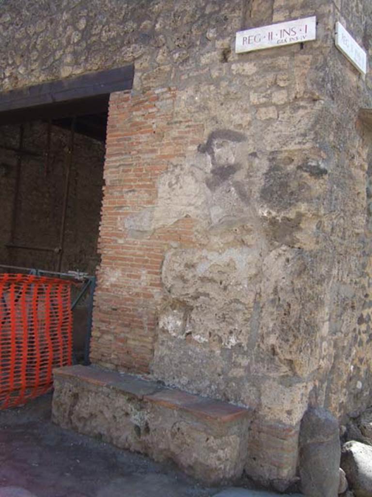 II.1.1 Pompeii. September 2005. Bench outside II.1.1 
According to Della Corte, found here on the corner pilaster to the right of the doorway, was CIL IV 7489.
This gave the name of the keeper of this caupona – Hermes cupit  [CIL IV 7489]

According to Epigraphik-Datenbank Clauss/Slaby (See www.manfredclauss.de) it read as

Popidium  Secundum
aed(ilem)  d(ignum)  r(ei)  p(ublicae)  o(ro)  v(os)  f(aciatis)  Hermes
cupit      [CIL IV 7489]
