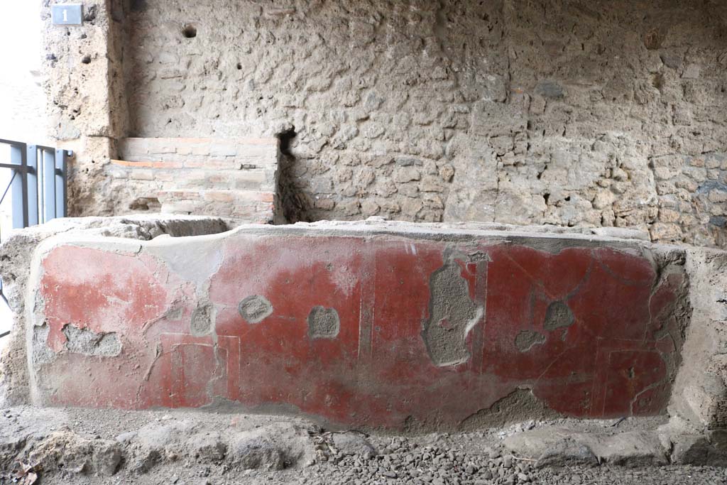 II.1.1 Pompeii. December 2018. Looking east across counter with remains of red painted decoration. Photo courtesy of Aude Durand.


