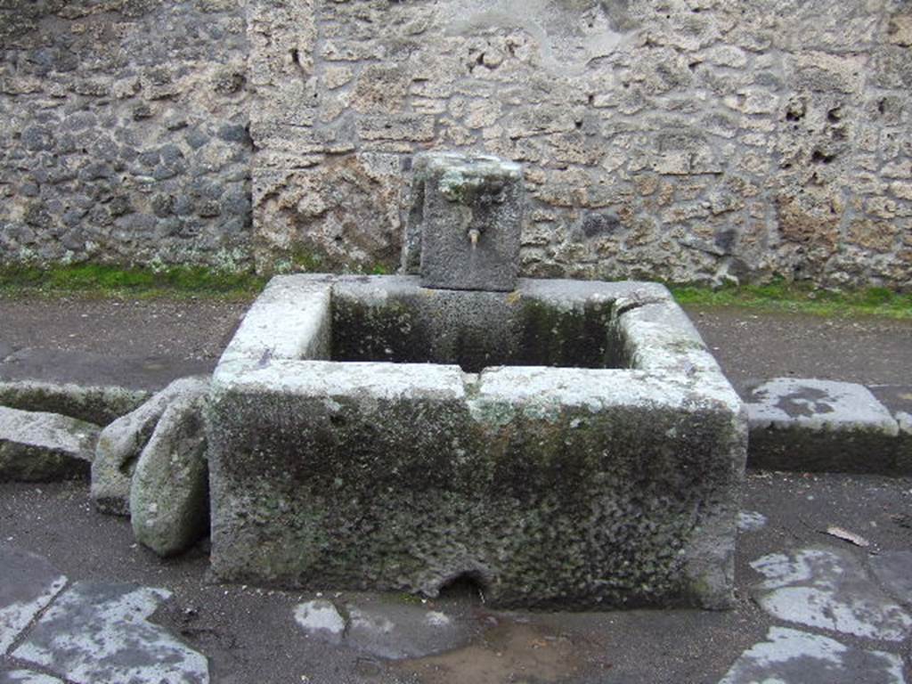 Pompeii. December 2005. Fountain on Via dell’Abbondanza between II.1.2 and II.1.3

