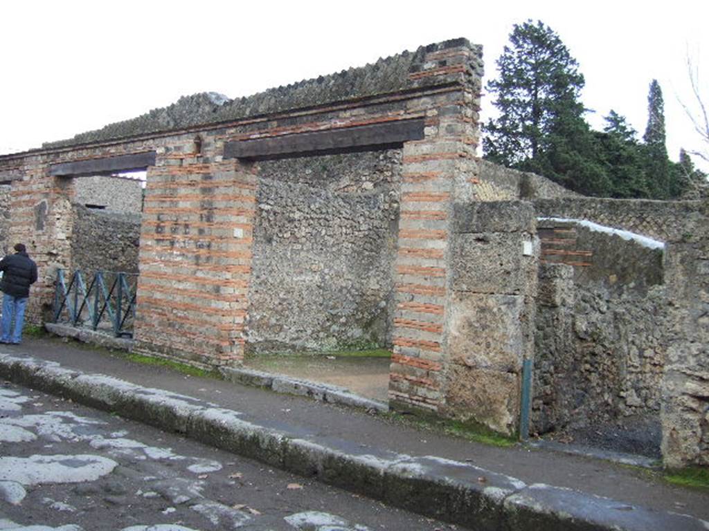 II.1.5, II.1.4 (centre) and II.1.3 Pompeii. December 2007.
