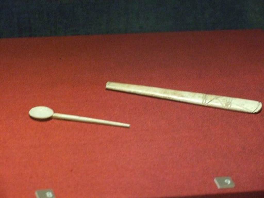 II.1.4 Pompeii.   Bone spatula (on right). SAP 10672a. Photographed at “A Day in Pompeii” exhibition at Melbourne Museum.  September 2009.