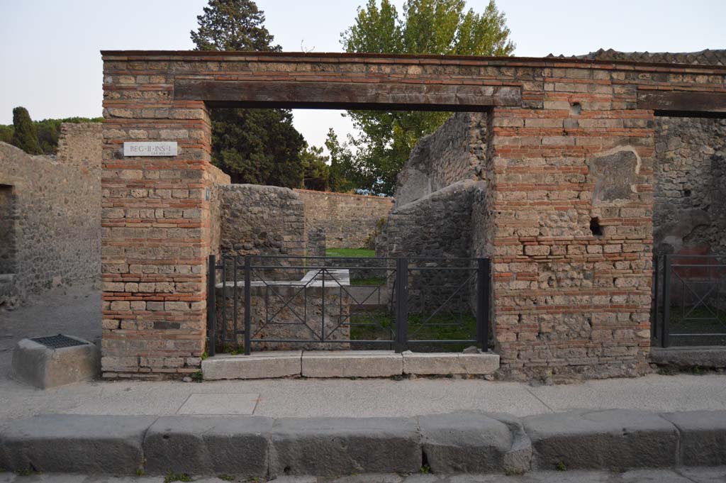 II.1.6 Pompeii, October 2017. 
Looking towards entrance doorway on south side of Via dell’Abbondanza, with Vicolo di Octavius Quartio, on left.
Foto Taylor Lauritsen, ERC Grant 681269 DÉCOR
