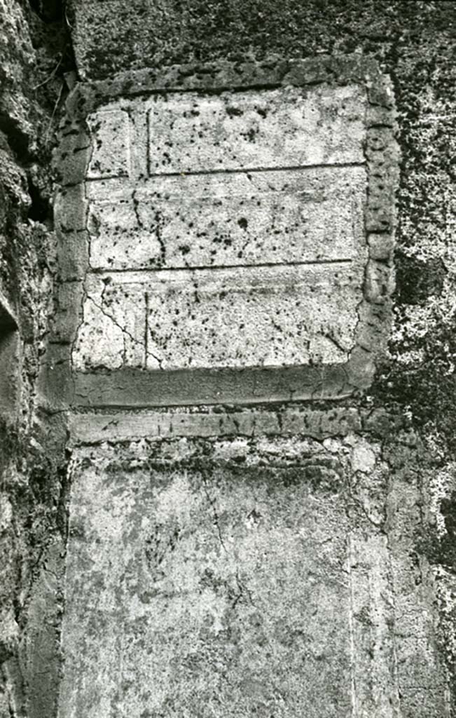 II.1.11/12 Pompeii. 1975. Oblong room behind garden, SW of peristyle, detail of N wall on west side of doorway.  Photo courtesy of Anne Laidlaw.
American Academy in Rome, Photographic Archive. Laidlaw collection _P_75_5_27.

