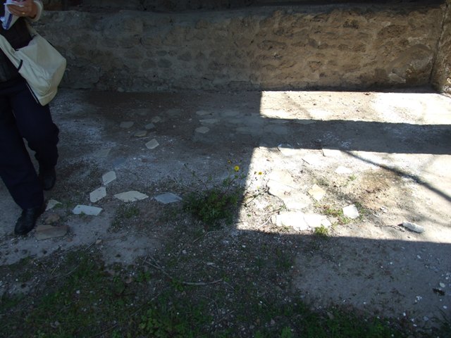 II.1.12 Pompeii.  March 2009.  Wide west  doorway to Sacellum from peristyle garden.