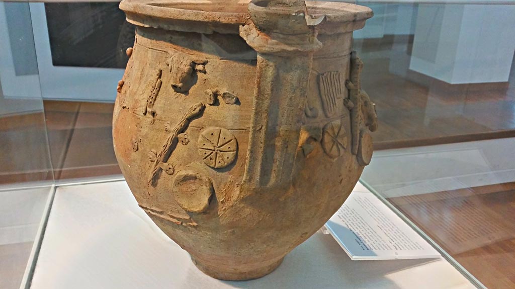 II.1.12 Pompeii. December 2018. 
Cult Vase found 9th February 1954, detail of right-hand end of side 1. Photo courtesy of Giuseppe Ciaramella.
