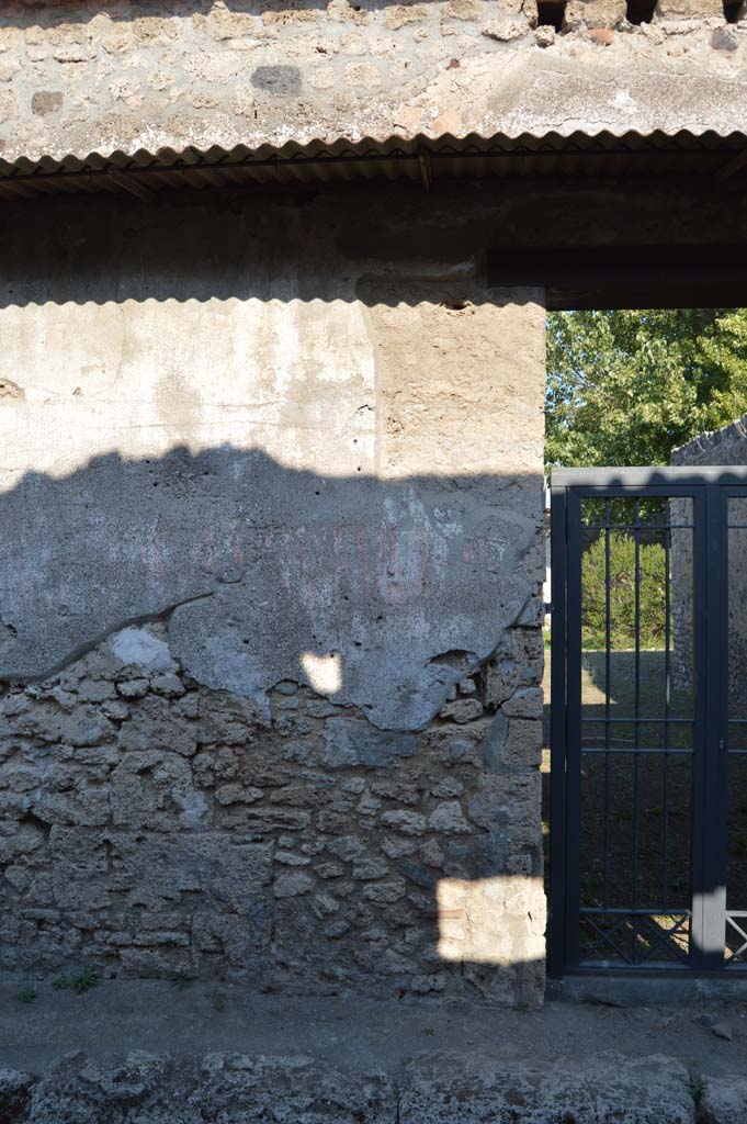 II.1.12 Pompeii. October 2017. Looking towards north side of entrance doorway.
Foto Taylor Lauritsen, ERC Grant 681269 DÉCOR.
