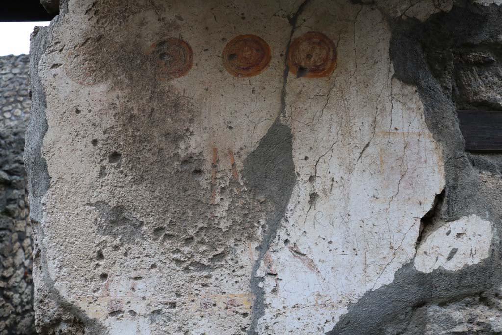 II.1.13 Pompeii. December 2018. 
Detail from painted plaster on exterior wall, on north side (left) of entrance. Photo courtesy of Aude Durand.
