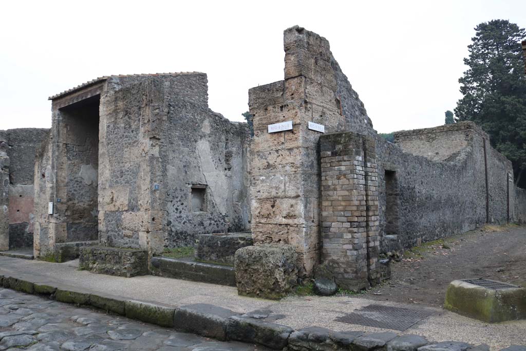 II.2.1 Pompeii. December 2018. 
Entrance doorway, centre left, on south side of Via dell’Abbondanza, with Vicolo di Octavius Quarto, on right. Photo courtesy of Aude Durand.
