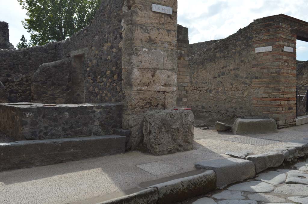 II.2.1 Pompeii. October 2018. Looking south-west towards entrance doorway and street altar.
Foto Taylor Lauritsen, ERC Grant 681269 DÉCOR.
