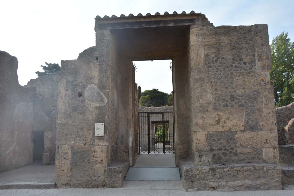 II.2.2 Pompeii. July 2017. Looking south to entrance doorway on Via dell’Abbondanza.
Foto Annette Haug, ERC Grant 681269 DÉCOR.
