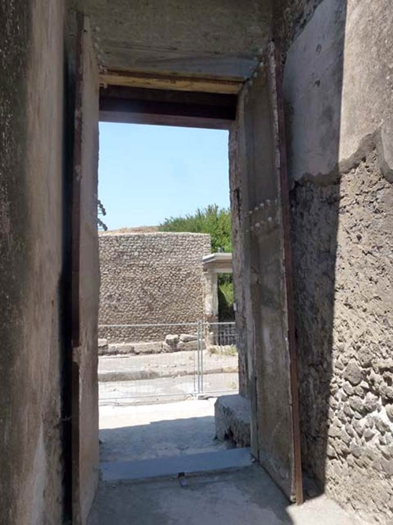 II.2.2 Pompeii. June 2012. 
Looking north along entrance corridor 1 towards rear of doors leading onto Via dell’Abbondanza. 
Photo courtesy of Michael Binns.
