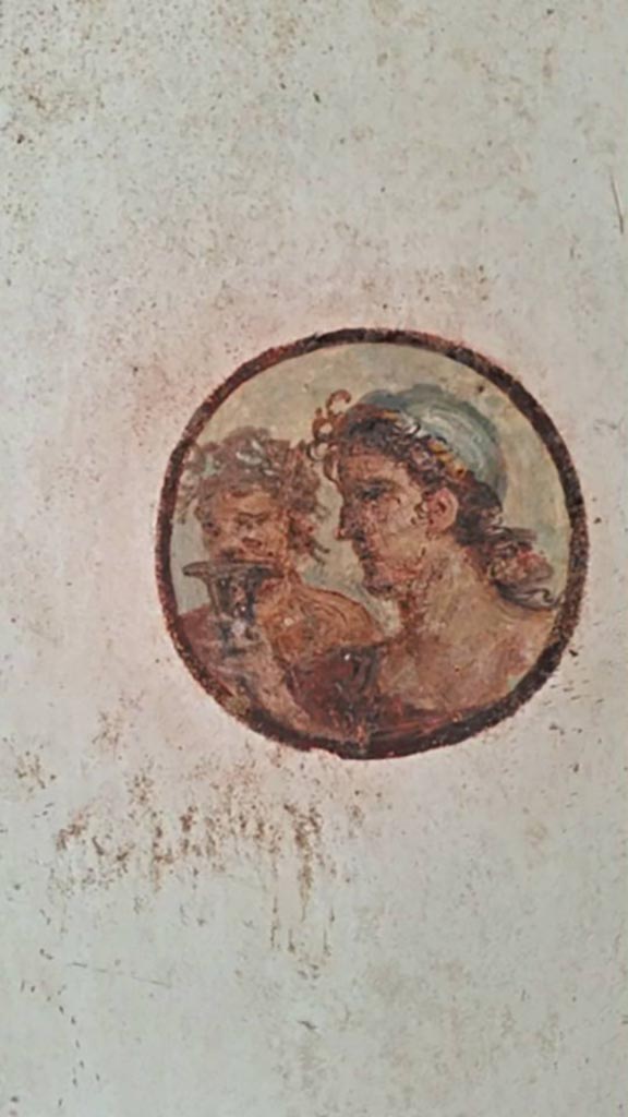 II.2.2 Pompeii. 2016/2017.
Room “f”, round painted portrait medallion of two faces, from the east wall. 
Photo courtesy of Giuseppe Ciaramella.

