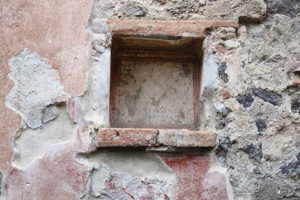 II.2.3 Pompeii. December 2018. Detail of niche set into east wall. Photo courtesy of Aude Durand. 