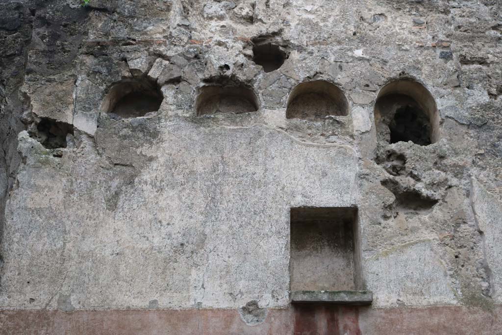 II.2.3 Pompeii. December 2018. Upper west wall with niches. Photo courtesy of Aude Durand. 