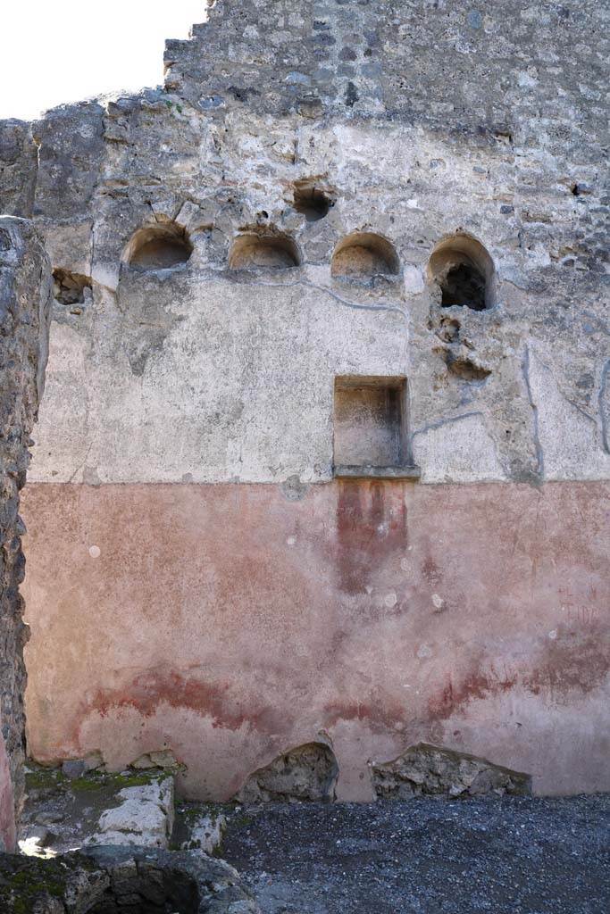 II.2.3 Pompeii. September 2018. 
West wall with remains of coloured zoccolo (dado) and niches. Photo courtesy of Aude Durand. 
