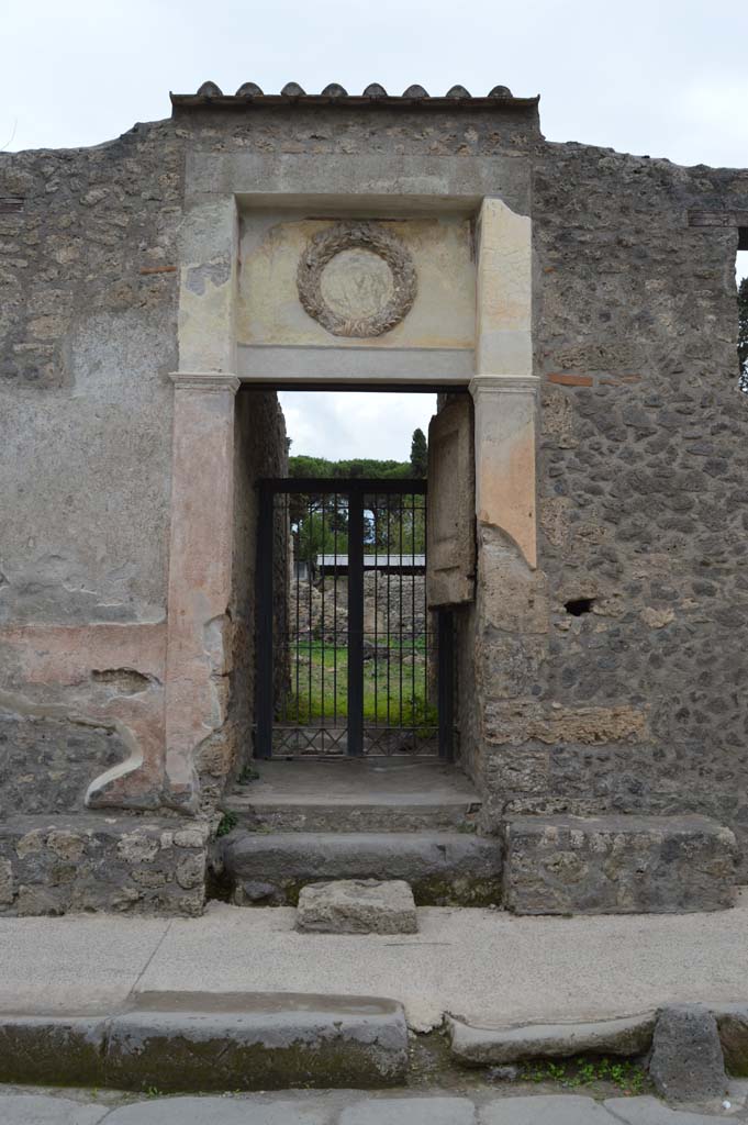 II.2.4 Pompeii. May 2016. Entrance doorway and front façade, on south side of Via dell’Abbondanza. Photo courtesy of Buzz Ferebee.
