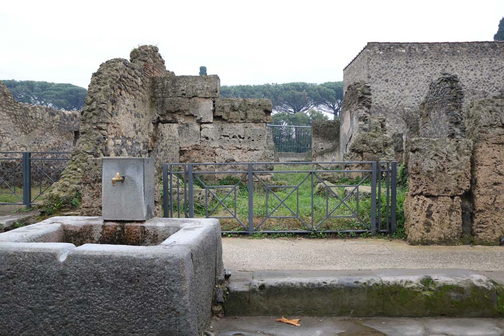 II.3.5 Pompeii. December 2018. Looking south past fountain towards entrance doorway. Photo courtesy of Aude Durand.