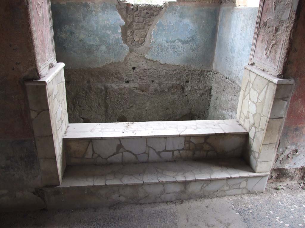 II.4.6 Pompeii. December 2006. Basin/pool in Frigidarium/apodyterium.